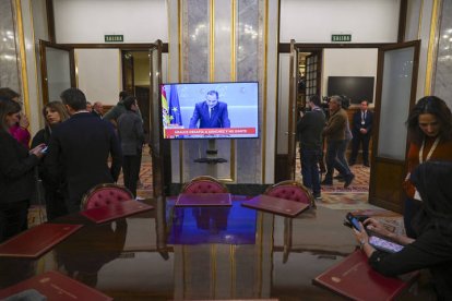 El exministro José Luis Ábalos, en un monitor durante la rueda de prensa que ha ofrecido este martes en el Congreso.Fernando Villar