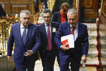 Los ministros de Política Territorial, Ángel Víctor Torres (d), y de la Presidenia, Félix Bolaños (C) junto al secretario de Organización del PSOE, Santos Cerdán, durante la sesión de control al Gobierno este miércoles en el Congreso. EFE/  Mariscal