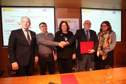 Firmantes del convenio entre la Comunidad de Regantes del Canal Bajo del Bierzo y Seiasa para el inicio de la modernización.