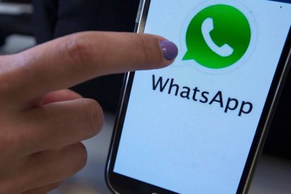 Una persona usa la aplicación de WhatsApp en su teléfono móvil.