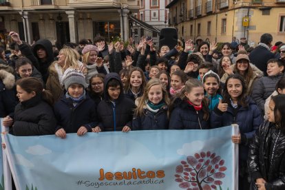 Encuentro de Escuelas Católicas frente a la Catedral de León