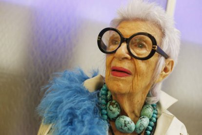 Fotografía de archivo de la diseñadora estadounidense e icono de la moda Iris Apfel.