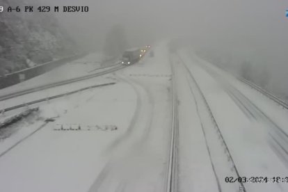 La nieve invade la calzada en ambos sentidos en el kilómetro 428,71 de la A-6, como muestra esta imagen de las 18.00 horas del sábado.