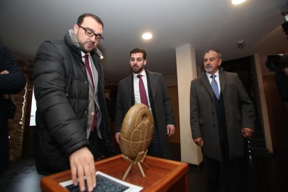 El presidente de Asturias visitó el Museo de Historia Felisa Rodríguez de Noceda.