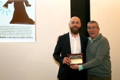Morán recibió el galardón de manos de Fernando Tascón.