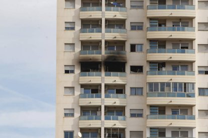 Tres personas han fallecido, una de ellas menor de edad, y otras quince han resultado heridas por inhalación de humo en el incendio registrado esta madrugada en una vivienda en Villajoyosa.