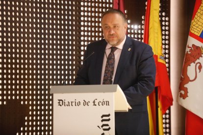 Gerardo Álvarez Courel, presidente de la Diputación, en la conferencia inaugural del congreso organizapo por Diario de León.