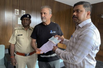 El marido de la pareja española agredida en el norte de la India recibe un cheque compensatorio por parte de las autoridades de aproximadamente unos 12.000 dólares.