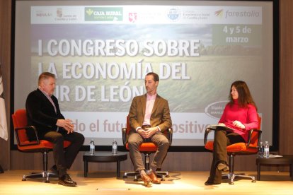 Santiago Sánchez y Pedro Álvarez Ric, junto a Pilar Infiesta en la mesa redonda 