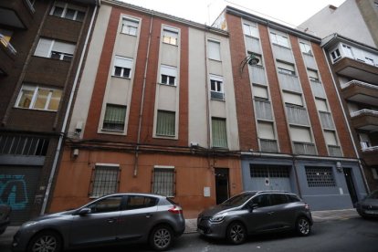 Calle Antonio Nebrija de León y edificio donde se han practicado las detenciones.