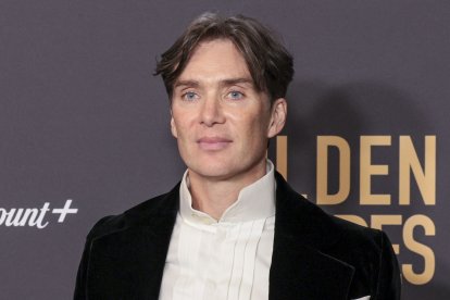 Cillian Murphy posa con el Globo de Oro al mejor actor de drama por su papel en 'Oppenheimer' el pasado 7 de enero en Beverly Hills, California.