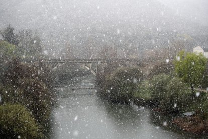 Vista del puente del Ferrocarril de Ponferrada sobre el río Sil esta mañana de viernes. ANA F. BARREDO