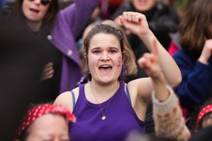 Una mujer levanta su puño durante una manifestación por el día Internacional de la Mujer en París.