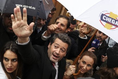 Lisbon (Portugal), 08/03/2024.- The president of the right-wing Party Chega Andre Ventura (C) takes part during a campaign Party, on the last day of the campaign for the legislative elections, in Lisbon, Portugal, 08 March 2024. More than 10.8 million Portuguese are expected to vote on 10 March 2024 to elect 230 deputies to the Portuguese Parliament. Eighteen political forces (15 parties and three coalitions) are running in these elections. (Elecciones, Lisboa) EFE/EPA/MIGUEL A. LOPES