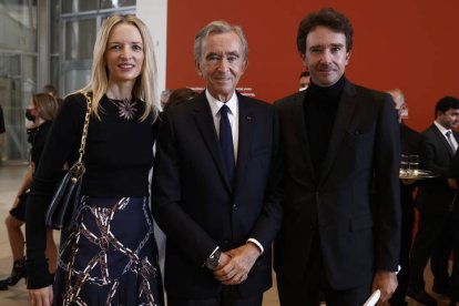 Imagen fechada en París el 21 de septiembre de 2021 de Bernard Arnault y sus hijos Delphine (izquierda) y Antoine