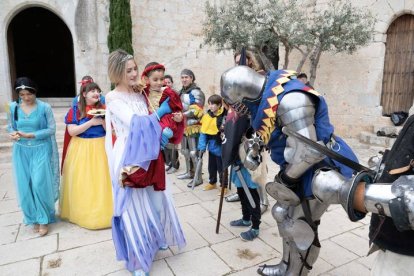 Los soldados saludan a la pequeña Aitana, princesa por un día