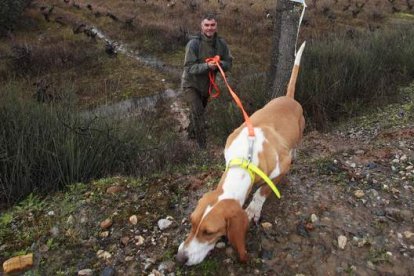 Un participante de Camponaraya ayer con su perro en la prueba de rastro de jabalí a las afueras de la localidad.