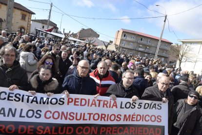 Imagen de la protesta que tuvo lugar este domingo por la mañana en Benavides de Óbigo en defensa de la Sanidad Pública