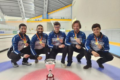 Eduardo de Paz, a la derecha, junto a sus compañeros del Txuri Berri luciendo medalla y trofeo de campeones de España de Curling.