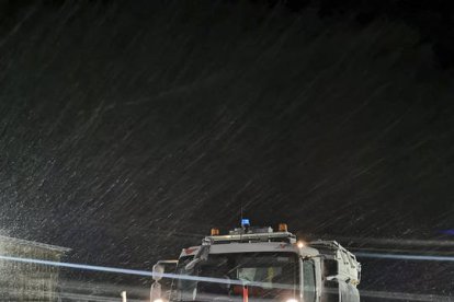 Fotografía distribuida en la cuenta en X del Departamento de Val d'Oise para ilustrar que alrededor de medio centenar de agentes del Departamento se movilizaron anoche con camiones quitanieves y sal por toda la red viaria departamental (RD) para garantizar al máximo su seguridad este jueves. La nieve que ha caído en el norte de Francia, en particular en la noche del miércoles al jueves, ha provocado cientos de kilómetros de atascos, problemas de circulación y la suspensión de muchos transportes públicos.