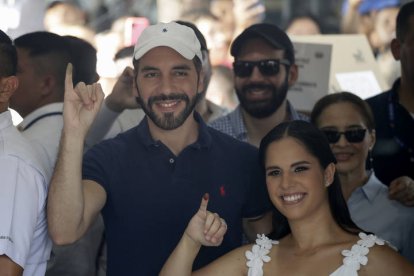 El presidente de EL Salvador Nayib Bukele y su esposa Gabriela