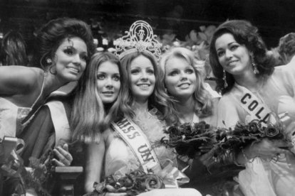 Foto de archivo del 22 de julio de 1974 de la modelo Amparo Muñoz (c) en el momento de ser coronada Miss Universo, junto a las otras finalistas, en Manila (Filipinas). La actriz andaluza ha fallecido esta noche en su domicilio de Málaga a los 56 años de edad.