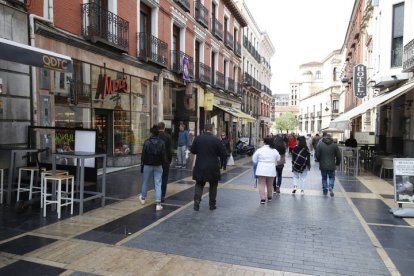 Comercios en la Calle Ancha de León.