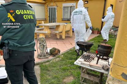 La Guardia Civil ha detenido esta madrugada a dos hermanos de nacionalidad paraguaya, de 22 y 27 años, que supuestamente agredieron sexualmente a una joven en la localidad de Autilla del Pino (Palencia), donde la tuvieron atada, amordazada y retenida durante el fin de semana, tras lo cual robaron un coche y sufrieron un accidente. El pasado sábado 9 de marzo, la víctima y uno de los agresores quedaron en la localidad de Autilla del Pino, donde vivía el hombre que, en un determinado momento, propuso a la víctima mantener relaciones sexuales y, al negarse esta, la agredió sexualmente, según ha informado la Comandancia de la Guardia Civil de Palencia en nota de prensa. EFE/ Guardia Civil / Ministerio Del Interior SOLO USO EDITORIAL SOLO DISPONIBLE PARA ILUSTRAR LA NOTICIA QUE ACOMPAÑA (CRÉDITO OBLIGATORIO)