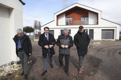 El consejero de Medio Ambiente, Juan Carlos Suárez Quiñones, junto al alcalde de Carracedelo, Raul Valcarce, visita las obras de las viviendas sociales de Posada del Bierzo, en el municipio de Carracedelo, este lunes.