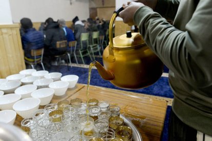 Desayuno a las ocho de la tarde en la mezquita de León tras terminar el primer día del Ramadán.