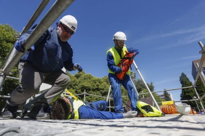 Imagen de archivo de un simulacro de rescate de un operario accidentado por inhalación de gases en un espacio confinado, en la jornada 'Prevención de Riesgos Laborales en operaciones de mantenimiento, montaje y reparación de instalaciones y equipos de trabajo'.