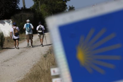 Peregrinos haciendo el Camino de Santiago, en San Miguel del Camino.