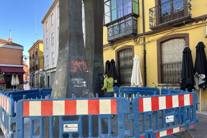 Escultura del Arco Viajero de la plaza Torres de Omaña