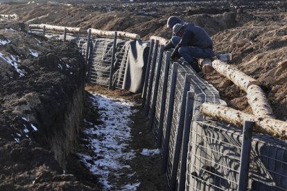 Kharkiv (Ukraine), 12/03/2024.- Workers build a fortification line at an undisclosed location in the Kharkiv region, Ukraine, 12 March 2024, amid the Russian invasion. Ukraine began to build huge defence lines protecting 2,000 kilometres near the frontline, as confirmed by Ukrainian President Volodymyr Zelensky following a High Command General Headquarters sitting on 11 March. (Rusia, Ucrania) EFE/EPA/SERGEY KOZLOV 46538