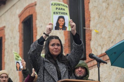 Familiares y amigos de Esther López durante una concentración en Traspinedo (Valladolid).