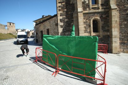 La estatua del nazareno único de la Semana Santa de Ponferrada ya se ha colocado en su lugar.