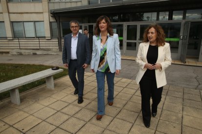 Nuria González, junto a Santiago Gutiérrez y Pilar Marqués.