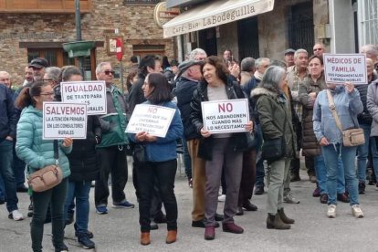 Vecinos concentrados frente al consultorio de Lillo del Bierzo.