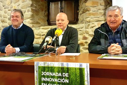 Roberto Rubio (Cesefor), Pablo Linares (Alimentos de Calidad del Bierzo) y Raúl Valcarce (alcalde Carracedelo).