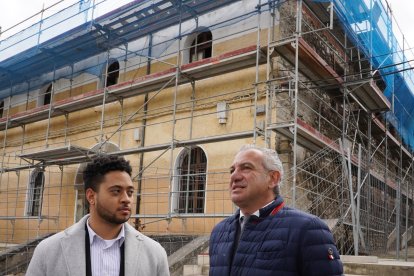 El alcalde de Villafranca, Anderson Batista, con el delegado del Gobierno, Nicanor Sen, durante su visita a varios proyectos que desarrolla el Gobierno en la localidad.