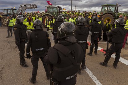 Un momento de la protesta de las mujeres del campo en Villadangos.