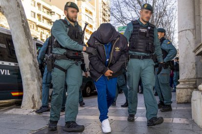 Joaquín Fernández 'el prestamista', quien se hizo popular por su participación en el programa de televisión 'Gipsy kings', es trasladado a los juzgados de instrucción de Palma, para pasar a disposición judicial tras su detención en el marco de la  operación Jaque Mate.