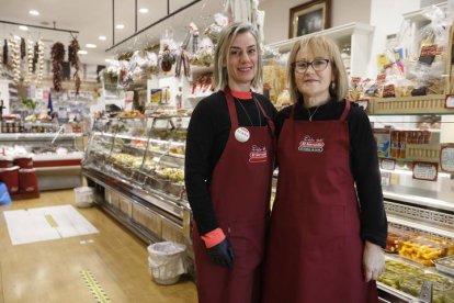 Laura Temperini y María Isabel Díez, trabajadoras en El Serranillo, en la tienda de La Inmaculada.