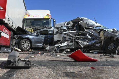 Vehículos implicado en la colisión múltiple en la autopista AP-7, a la altura de Nules, con 40 vehículos implicados.