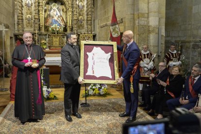 Entrega de la medalla de oro de la ciudad Nuestra Señora del Mercado.