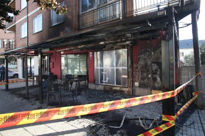 La terraza del bar Saxo de Cuatrovientos quedó destrozada.