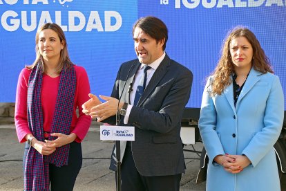 Irene Muñoz, secretaria ejecutiva de FP; Juan Carlos Suárez Quiñones, consejero de Fomento y Esther Muñoz presidenta del PP de león