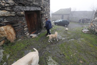 Abel Crespo, en el exterior de su vivienda en Los Montes de la Ermita.