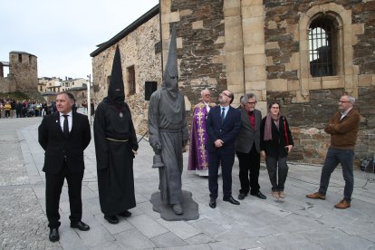 Salvador Fernández, mayordomo de la cofradía, y Vicente Parra (Lambrión de carne y hueso) flanquean a la estatua del Lambrión Chupacandiles juntol párroco de La Encina, Antolín de Cela, el alcalde, Marco Morala, los escultores Tomás Bañuelos y Soraya Triana y el exalcalde Olegario Ramón.