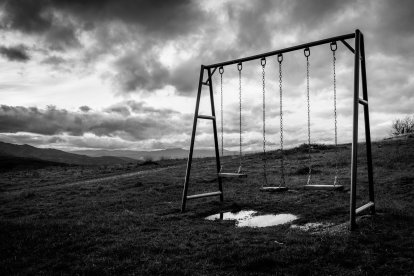 Columpios sin niños en una de las imágenes del libro 'El Bierzo en silencio'.